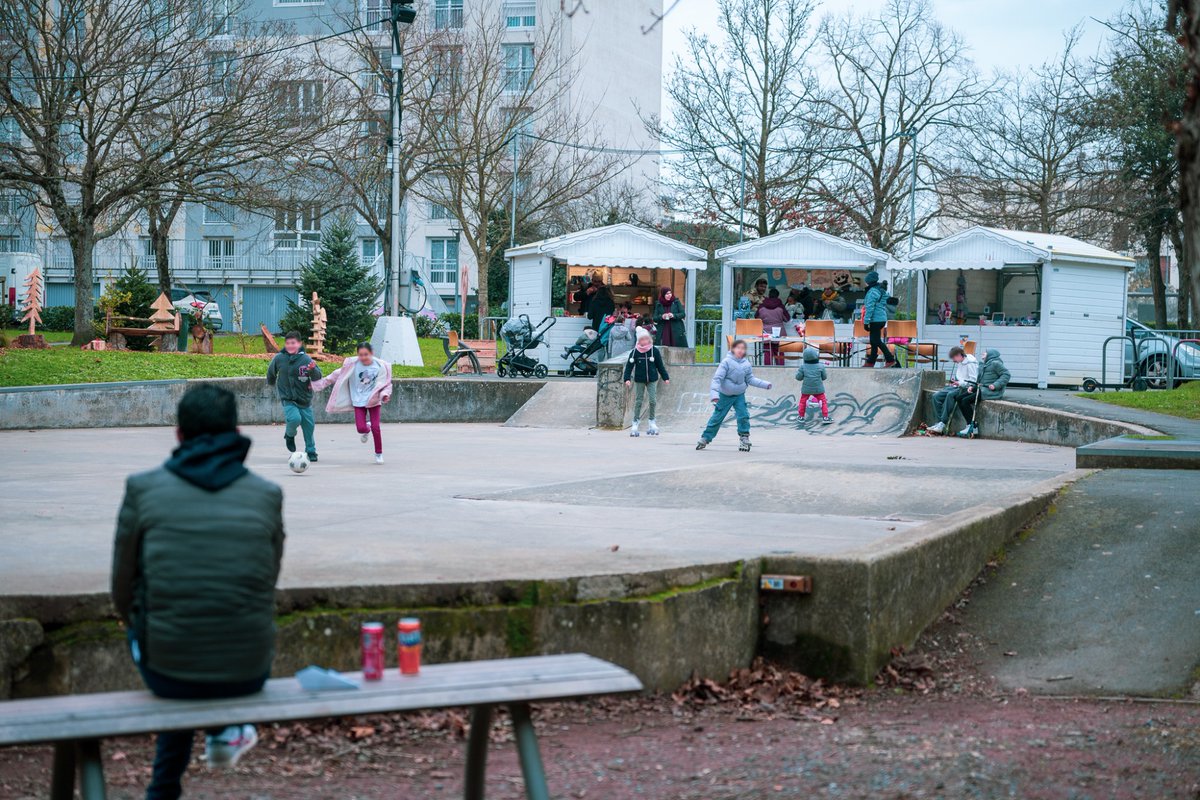 cite_edu_lr's tweet photo. 🎄 C'est les 1000 NOËLS à Mireuil ! 🎅

✨ Jusqu’au 31 décembre, vivez la magie des fêtes à Mireuil !
Au programme :
🎶⚽ Concerts, spectacles, activités, animations sportives et culturelles, et bien plus encore ! https://t.co/zA7CfTIL6q