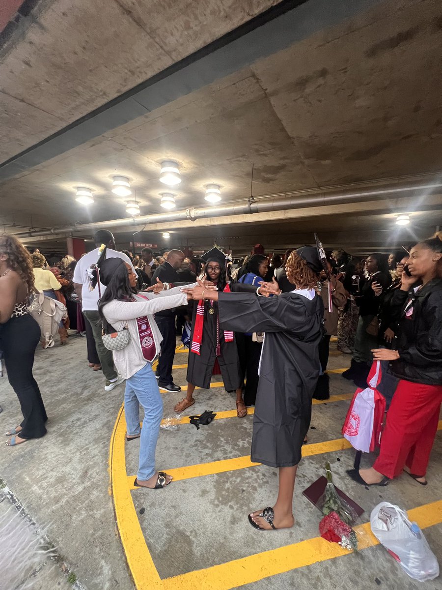 bshaniceee's tweet photo. B.A.iley the grad👩🏾‍🎓 https://t.co/WkKdsJvCDa