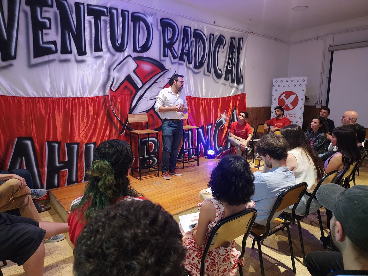 La juventud como motor de cambio en la política argentina. Los jóvenes indiferentes a la política pierden un espacio en la sociedad. Sus participaciones resultan esenciales para la organización crítica de la vida social.