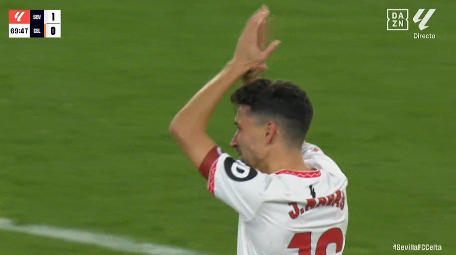 marca's tweet photo. 👏👏👏👏🥰🥰 El Sánchez Pizjuán y todo el fútbol español puesto en pie para despedir a una leyenda como Jesús Navas, que se retira así del estadio de su vida https://t.co/iokO2LZSHl