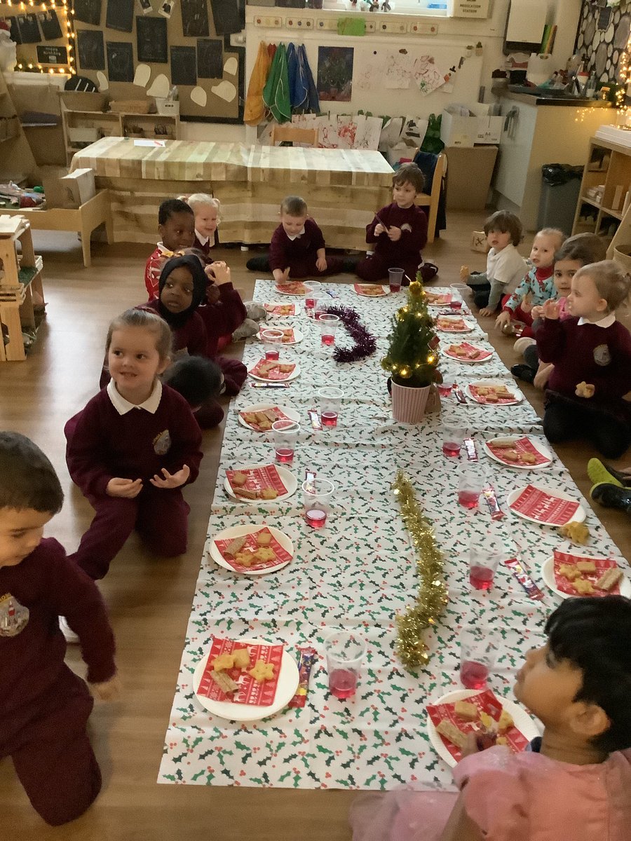 We had story with the elves and a breakfast/lunch treat 🎅🏼🎄