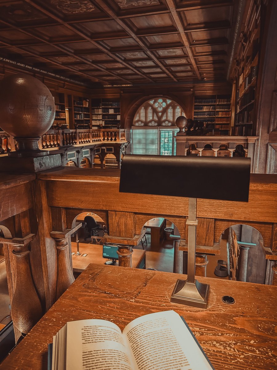 bodleianlibs's tweet photo. The Duke Humfrey's Library is the oldest of the Bodleian's 27 libraries. With its ornate wooden carvings, stained glass windows, and 600-years worth of atmosphere it's the perfect place to study in the colder months. The only question is: which desk would you choose? https://t.co/lMtBuG6D8g