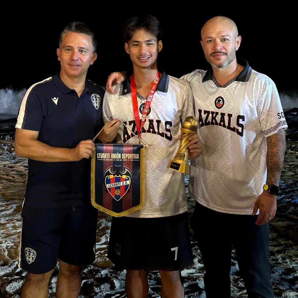 ⚽ Big news for Philippine football! Azkals Development Academy partners with Spain’s Levante UD to transform youth training. First scholar: Joshua Moleje! 🇵🇭🇪🇸  #YouthFootball  #Azkals 

➡️: sportsbytes.com.ph/2024/12/15/azk…