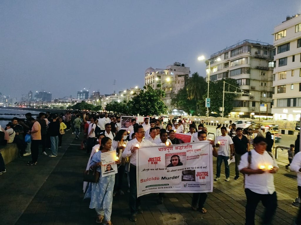 Men_emotn_matrs's tweet image. Massive Protest in #Mumbai #Marinedrive &amp;amp; Peaceful condolence in support of #Atulsubhash .

Time has come to realize how gender biased laws are breaking Families institutions,Doing Harassment,extortion &amp;amp; forcing men to take their lives.
#JusticeForAtulSubash
