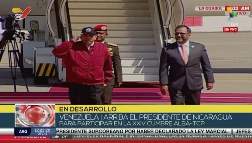 PrensaPopulr's tweet photo. 🇳🇮🌟✈️ ¡Presidente Daniel Ortega llega a #Venezuela! 🇻🇪 para participa en la XXIV Cumbre del #ALBA-TCP, fortaleciendo la unidad y la cooperación entre los pueblos de América Latina y el Caribe. 🤝✨

#ALBATCP #nicaragua https://t.co/Z6Kr9fcERd