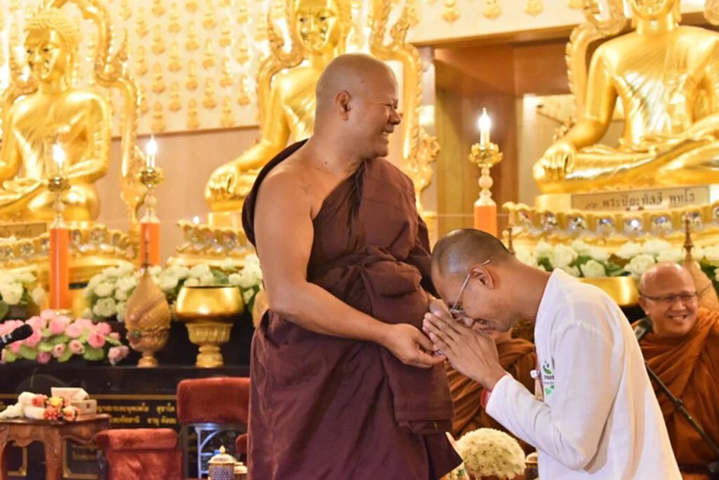 Skyboyz15's tweet photo. 🙏🏻 ถือพานขอขมา - สงบศึก 
#พระปีนเสา อ.เบียร์ #ฅนตื่นธรรม เคลียร์ใจ โดยมีพระสิ้นคิด-พระอาจารย์ตะวัน เป็นกาวใจประสานรอยร้าว
ด้าน อ.เบียร์ ฝากให้คนที่มีปัญหากันอยู่กับตน มีอะไรผิด ก็สามารถชี้แจงกันได้ อย่าเอาไปประจาน อย่าแขวนกัน ถึงที่สุดแล้ว การสอนธรรมะ ควรที่จะเป็นกัลยาณมิตรต่อกัน https://t.co/8MgdI0VB1j