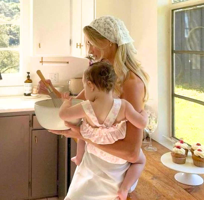naturallyneve's tweet photo. A Godly Wife:  

She loves God above all else 
She honours her husband 
She nurtures her children 
She shows self-control 
She's a homemaker  
She's submissive 
She's obedient 
She's graceful 
She's modest 
She's kind https://t.co/ABlNspN6C3