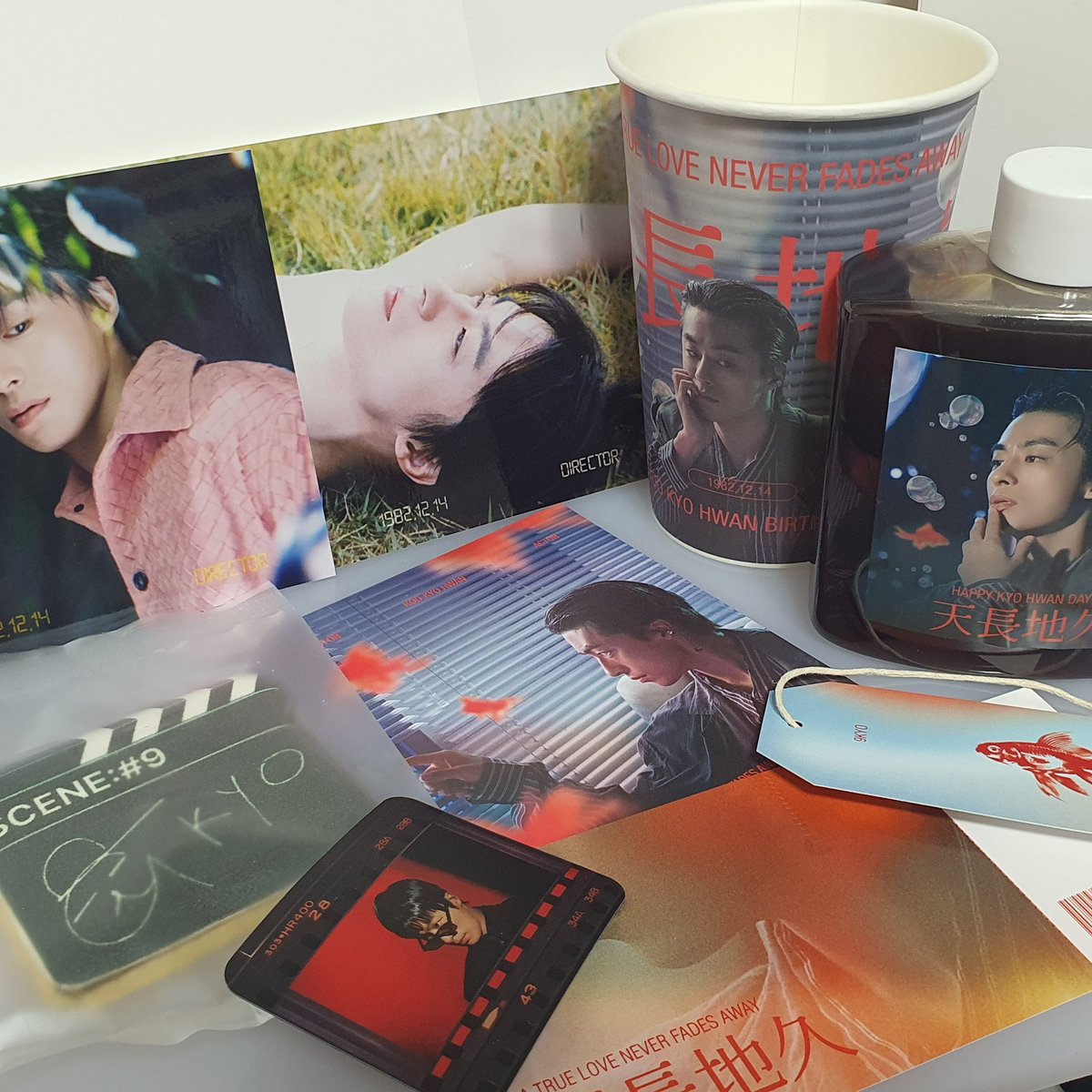 🎉구교환 생일카페 후기🎉
2. 천장지구

오묘한 홍콩의 색채가 너무나 좋았던 카페! 교환 화보와 금붕어 너무 잘어울렸고 특전 하나하나 과몰입가능~ 카페도 아늑하고 쿠키도 넘 귀엽고 다 맘에 들었던 곳! 럭드를 못한 게 넘 아쉬울 뿐ㅠ

#구교환과_영수증의_天長地久
#교환의_영화는_계속되니까_컷