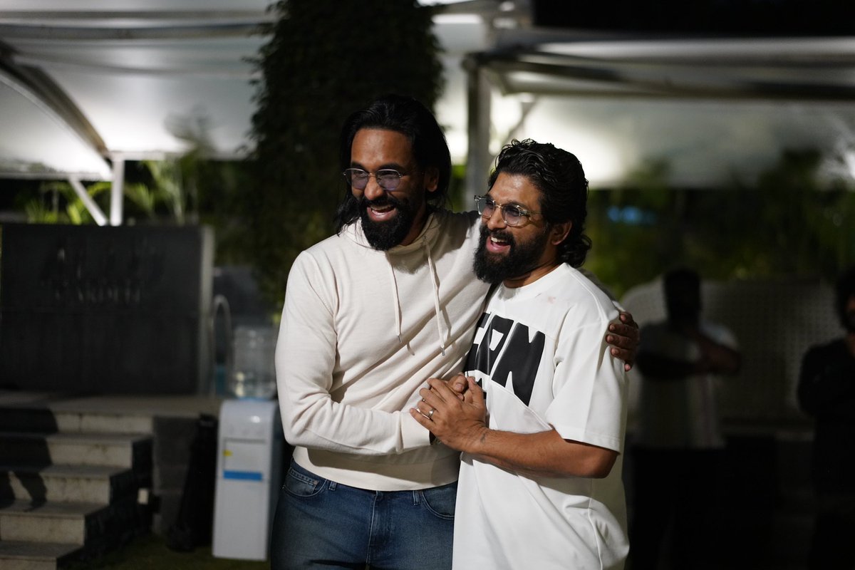 TeamAAOfficial's tweet photo. Actor &amp; MAA President @iVishnuManchu garu met Icon star @alluarjun at his residence 

#NationWithAlluArjun https://t.co/lS4hkjHC9u