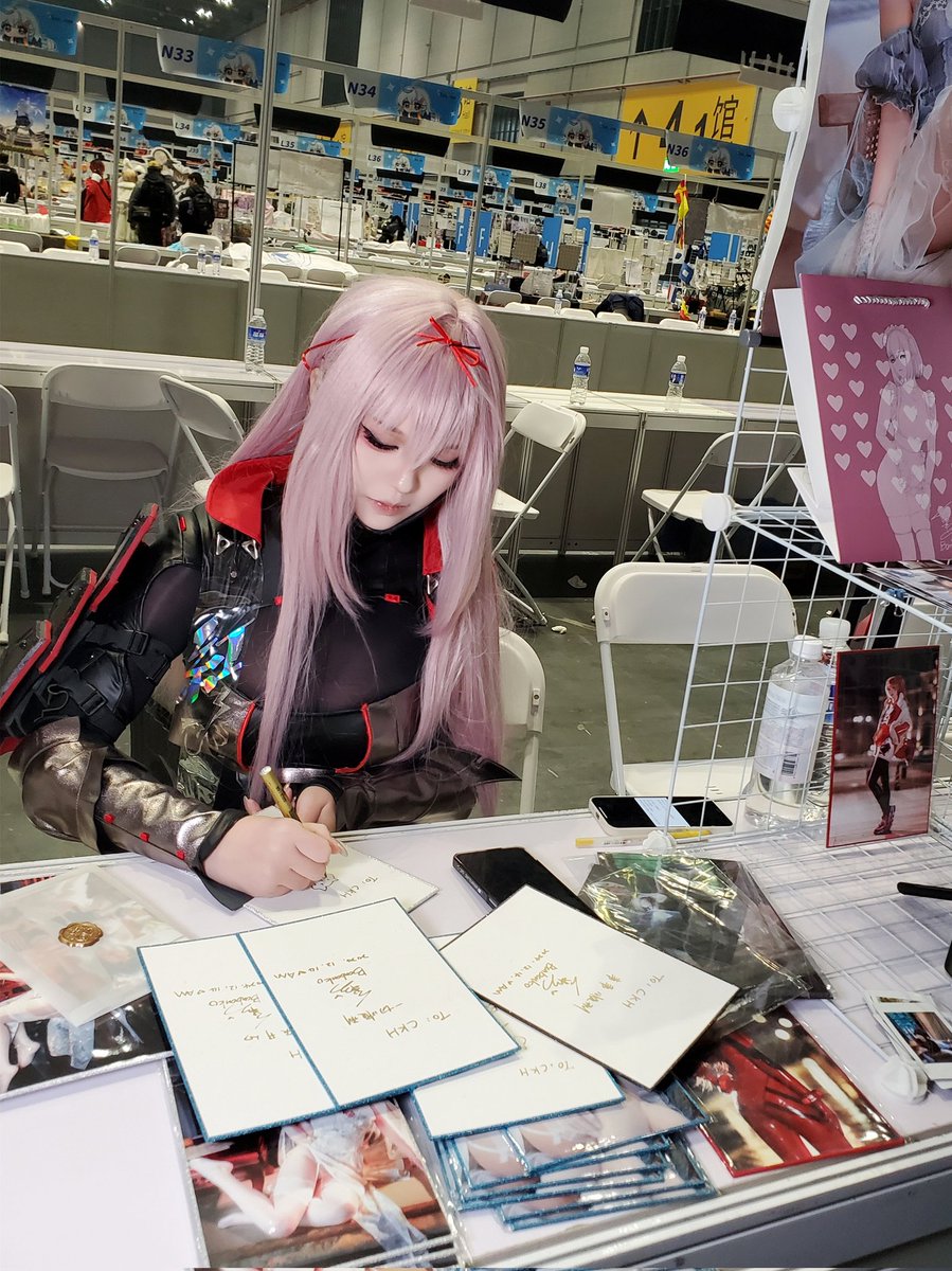 今天好多人啊！大家都辛苦等了好久🥰
陪我到结束太感谢了！大家明天见❤

#animemarket https://t.co/y1amn6gMN9