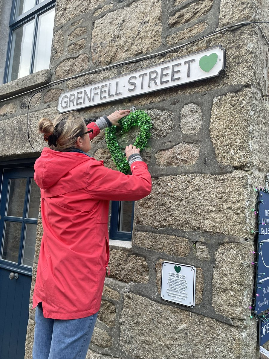 In Mousehole, Cornwall, preparing to remember #Grenfell 90 months on 
💚🙏💚
