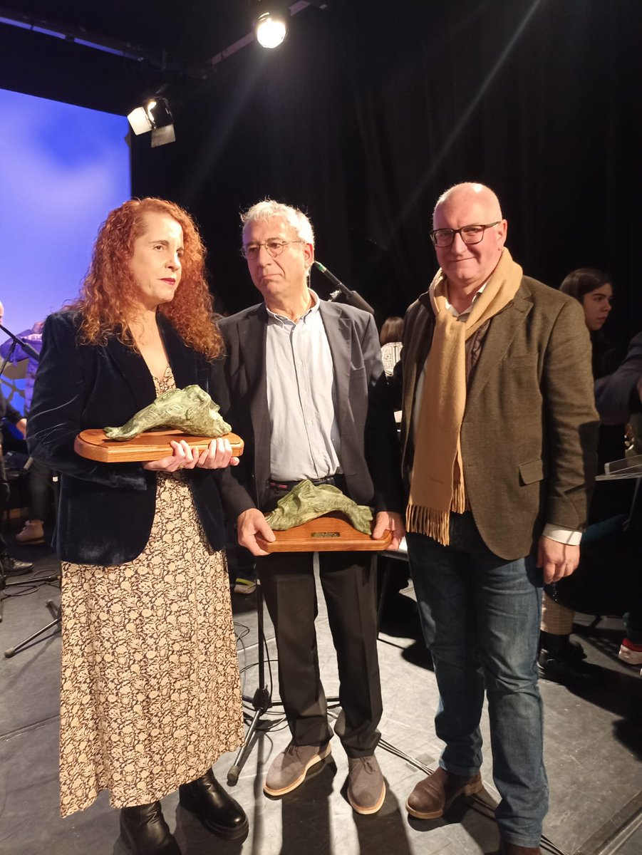 Como cada ano, neste mes de Nadal, teñen protagonismo os premios Barbantia da Cultura. 

A Casa da Cultura de Muros acolleu hoxe a súa XVIII edición. Quero felicitar a todos os premiados en especial ao noso veciño Rodrigo Romaní, premio Barbantia da Cultura Galega. Parabéns!!