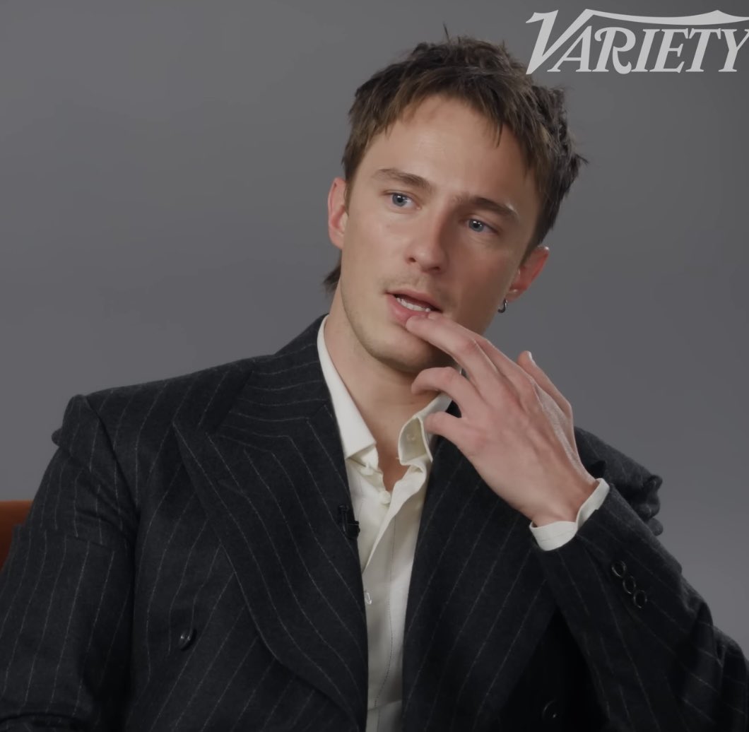 vadersparadise's tweet image. he's he flirting a me y'all?