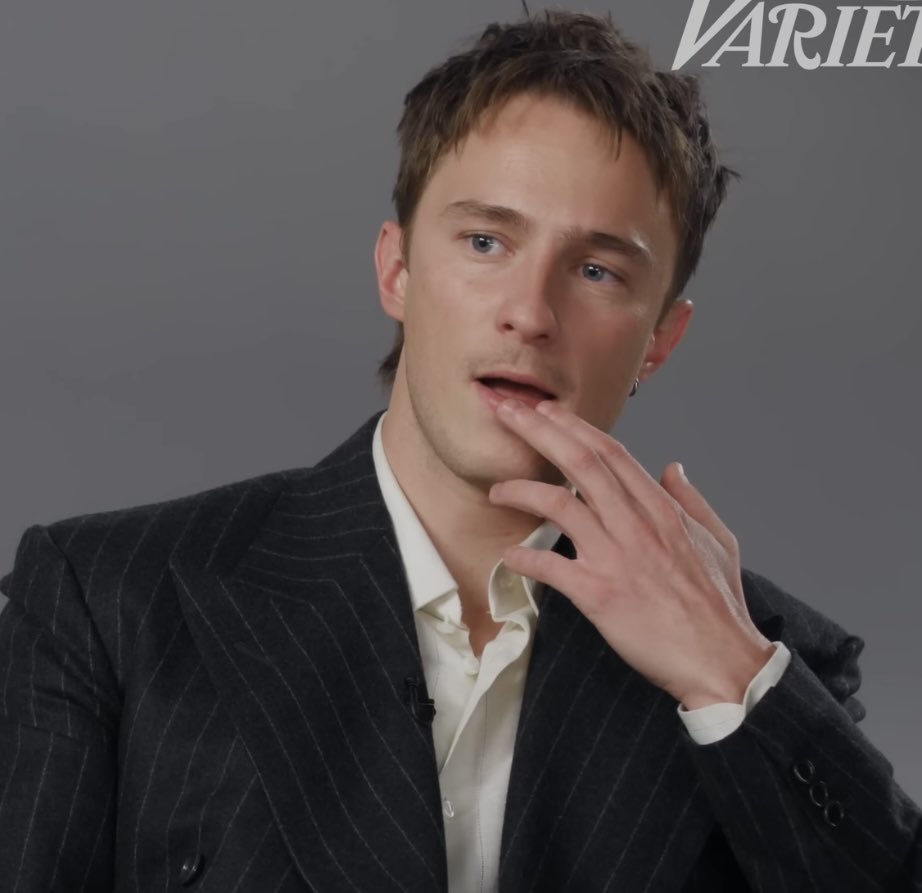 vadersparadise's tweet image. he's he flirting a me y'all?