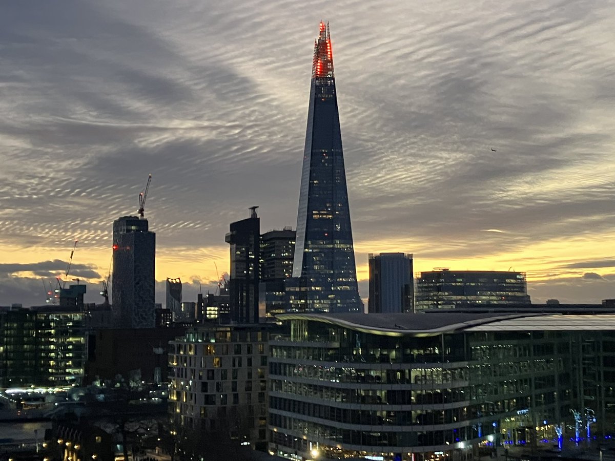 DanLB's tweet photo. London roof top bar awaiting my sis and admiring the view https://t.co/H5XEDWAIlT