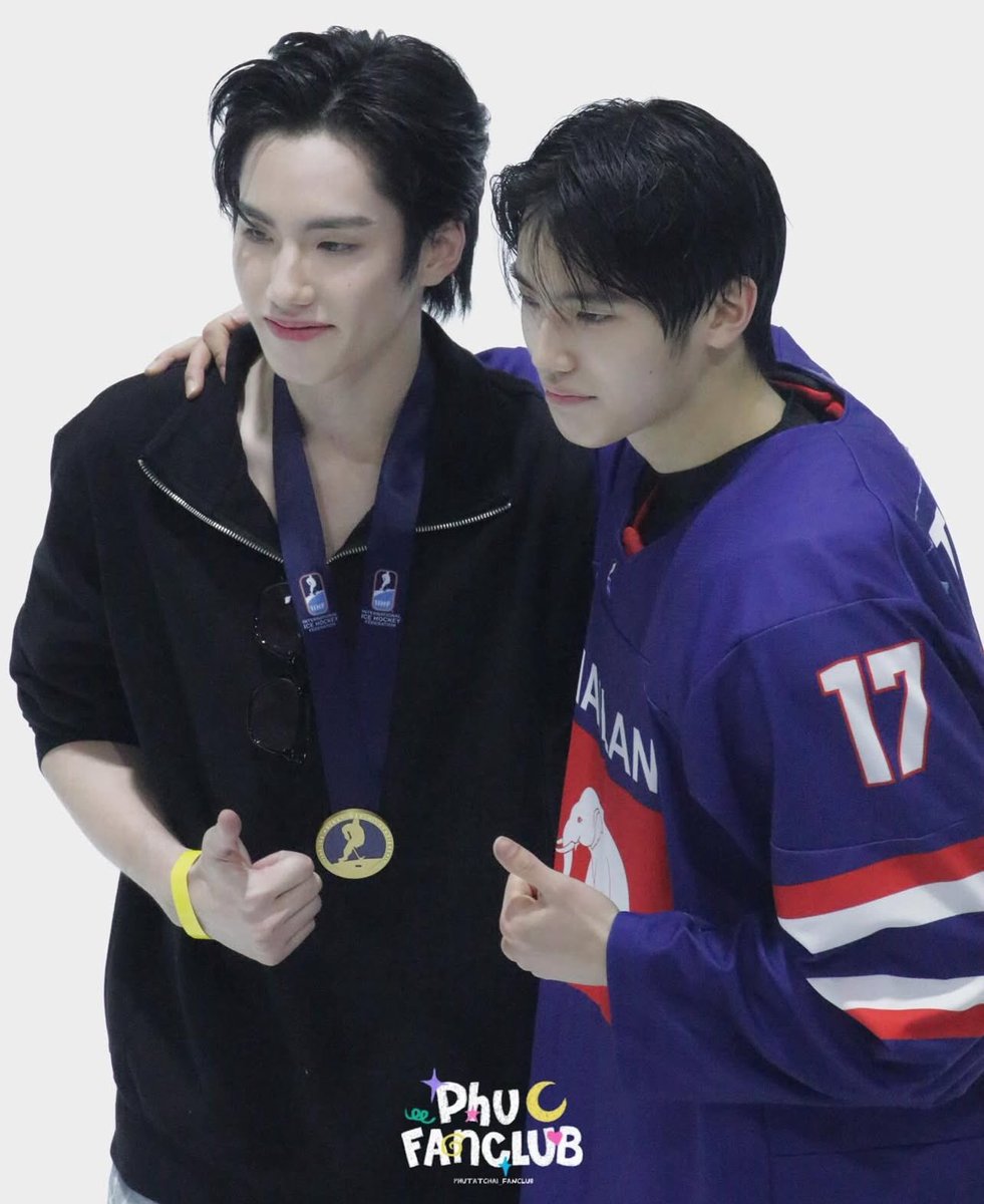wi4hurzen's tweet photo. going into 2025 with the same boy I fell  
 in love in 2023 :-) ( ♥️🤏🏻 )

#PHUTATCHAI 
 #PEEMTANAT https://t.co/0lW5woJLfT