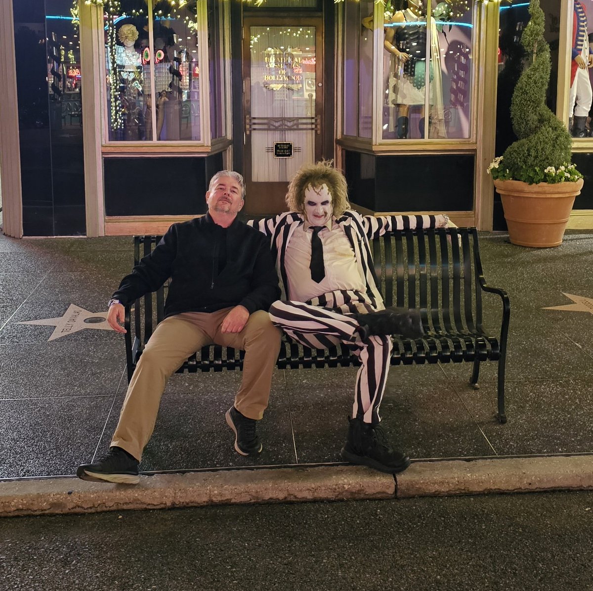 ParkCommandos's tweet photo. Some of our favorite shots from last night. Another night to go!

#oimeetup
#orlandoinformer
#universalstudiosorlando https://t.co/fZhCM3Tqq3