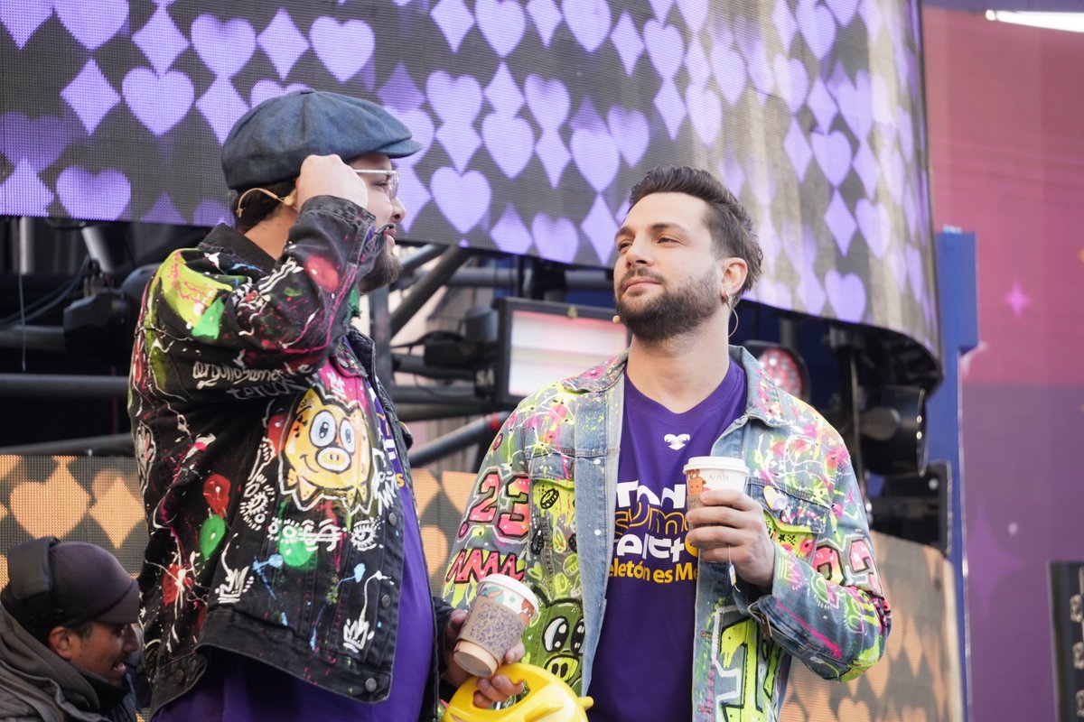 Canal_Estrellas's tweet image. La familia del @programa_hoy unen su fuerza y talento para llenar de risa y diversión estas primeras horas del #Teletón2024

#OrgullosamenteTercos
#TodosSomosTeletón 💛💜