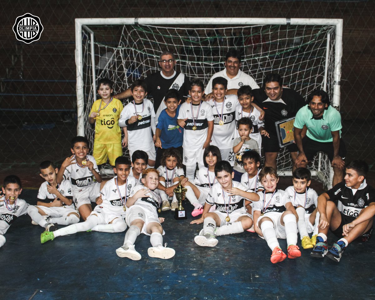 ¡CAMPEONES! ⭐️ 

Nuestra categoría Sub 8 se coronó en el Torneo Extra República tras vencer a Oceánicos.

✨ Un título más para cerrar el año de la mejor manera.

¡Felicidades, campeones! 👏🏻

#SoyDelOlimpia ⚪️⚫️⚪️