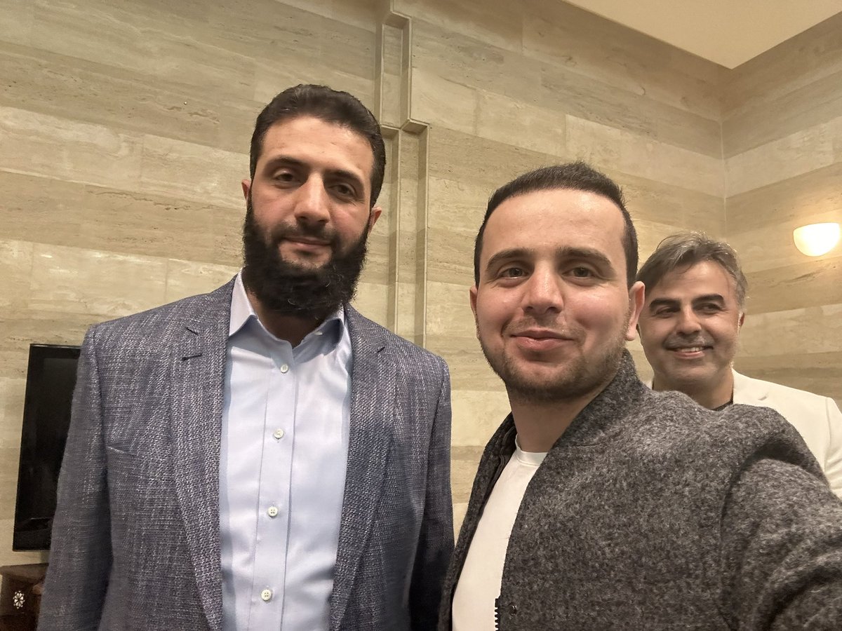 Mahmoud_alw's tweet photo. مع السيد #أحمد_الشرع قائد إدارة العمليات في #دمشق خلال اجتماع مع الصحافيين حضرته #العربية و #الحدث https://t.co/162p3HX3Vc
