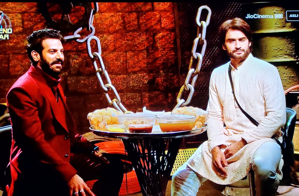 Frozen_pratik's tweet photo. In reality they are Two clowns who getting unnecessary importance 🤡 
Agree ?
#AvinashMishra #BiggBoss18
#RajatDalal #BB18 https://t.co/7ytZpAye57