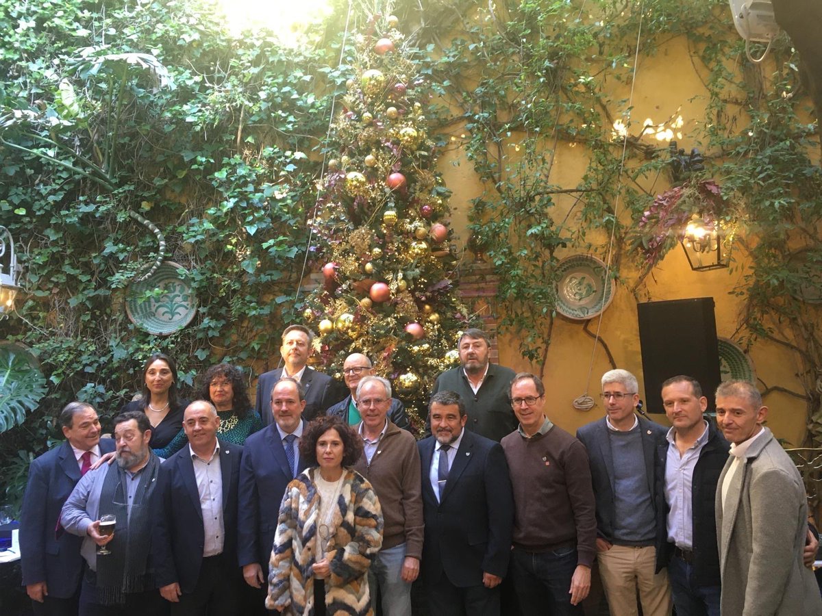 FabinVillalta's tweet photo. Veinte años no es nada.
Hoy en Sevilla el ICOGA, en su tradicional cóctel de Navidad, nos ha tenido un reconocimiento a los más veteranos. https://t.co/oz321DfUmQ