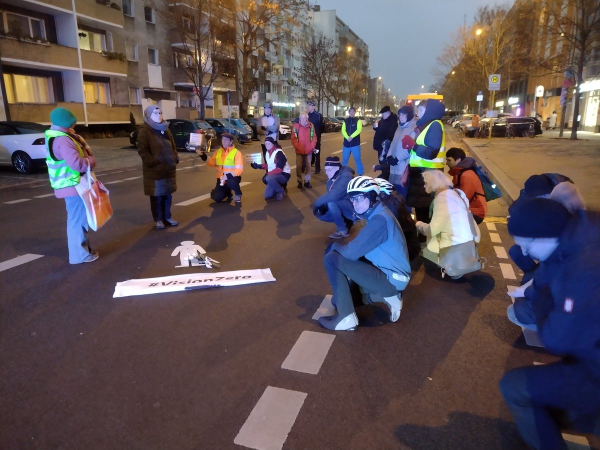 Drei Mahnwachen für Getötete, die zum Fuß waren. Sie starben mit 68, 75 und 84 Jahren auf breiten, geraden Straßen, auf denen Tempo 50 erlaubt und 70 häufig ist. Berlins Senat will auf mehr Straßen Tempo 50 statt 30 zulassen. 
Soli-Dank an  <a href="/ADFC_Berlin/">ADFC Berlin e.V.</a>, <a href="/CCitiesOrg/">Changing Cities e.V.</a>, <a href="/VCD_Nordost/">VCD Nordost</a>