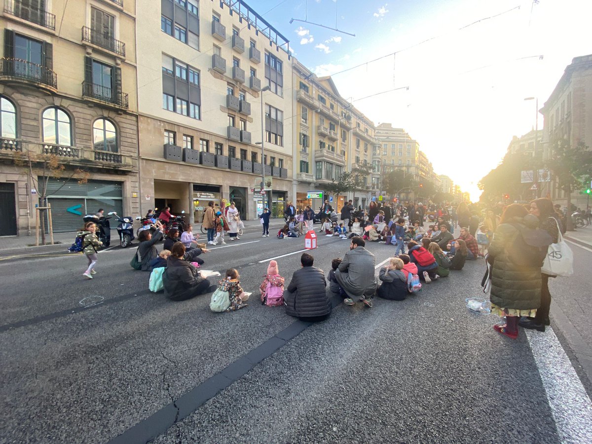 RevoltaEscolar's tweet photo. Ahir vam presentar els resultats de les medicions en entorns escolars amb @ecologistes, i a la tarda vam fer protesta al carrer

Èxit en quant a repercusió en els mitjans de comunicació. 📺 📻 📰 Fil a continuació

Metges, experts i famílies ho tenim clar. Ara toca als polítics! https://t.co/3jgAq6XX8Y