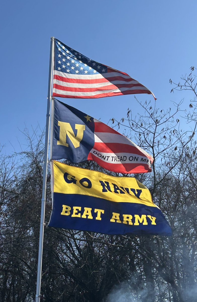 Simplycfrey's tweet photo. #GoNavy #ArmyNavy 🏈 https://t.co/jw7ld8KLpU