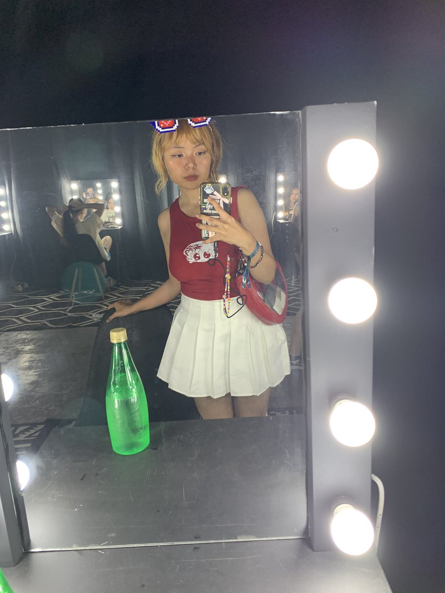 kiss-nurt-over-the-garden-gate tweet media