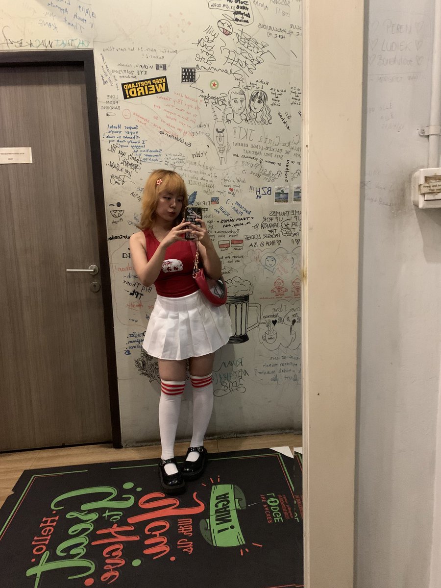 kiss-nurt-over-the-garden-gate tweet media