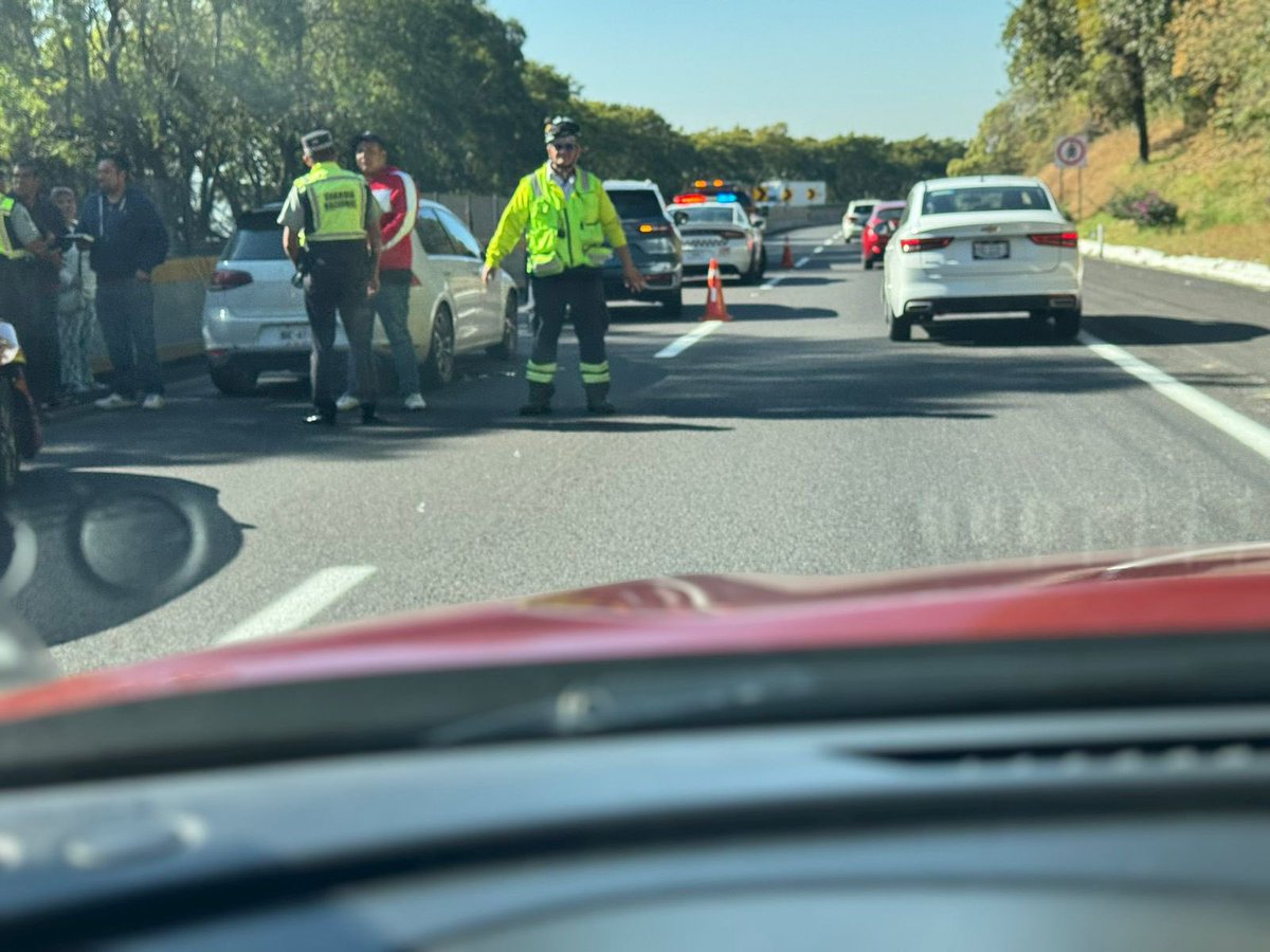 linea_caliente_'s tweet photo. #ReporteVial | Se registra accidente en la autopista México Cuernavaca, pasando La Pera y paso a desnivel a Cuautla- Oaxtepec. 

Fila de 2 Km. Tomen sus precauciones.

Dirección a CDMX-Cuernavaca https://t.co/0ef1JTZtkV