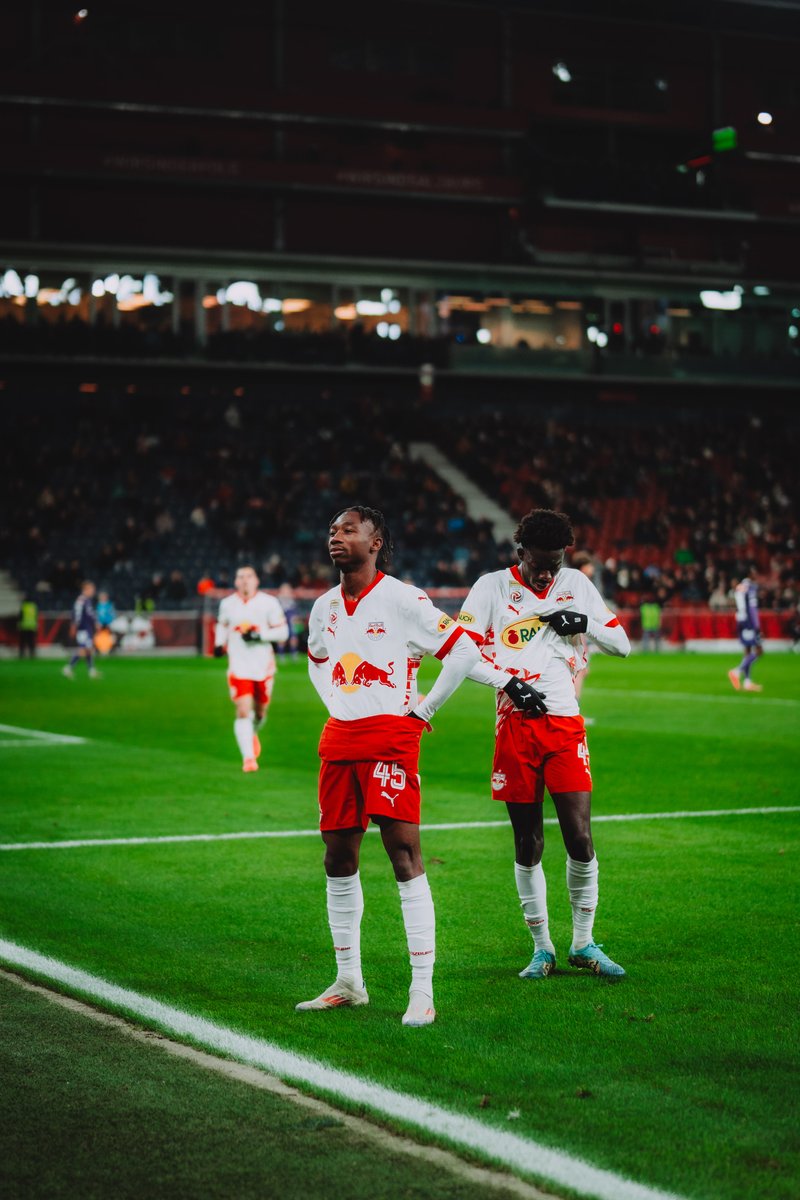 RedBullSalzburg's tweet photo. Just a chill Nene 😎
#RBSSKA https://t.co/Scp9nKhKcW