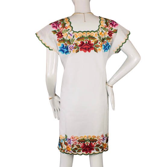 Ayúdenme a confirmar si en todas las universidades hay una maestra que se viste siempre así: