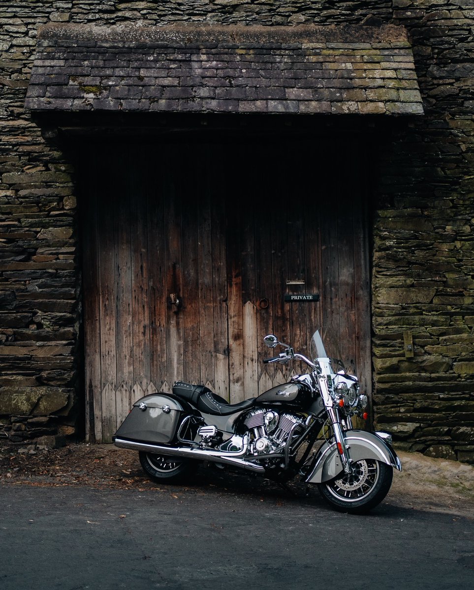 indianmotocycle's tweet photo. Design inspired by a rich heritage. 

The #IndianSpringfield abounds with an iconic lit headdress adorning the valanced front fender and premium, jewel-like chrome details and finishes that command attention.   

Photo by IG: motorcycle_tom 
#indianmotorcycle https://t.co/sOqqcuD5Mu