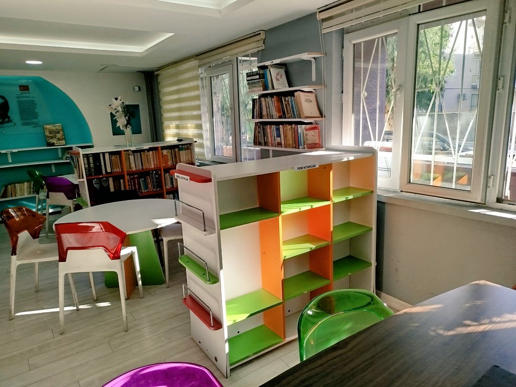 FikriyeADHD's tweet photo. Merhaba ben bir edebiyat öpretmeniyim.Okulumuz Milas Cumhuriyet Anadolu Lisesi kütüphane için canhıraş çalışan bir idareye ve kadroya sahip. Fakat yardımlaşma çoğaltır,yaşatır, güzelleştirir. Sıfır ya da ikinci el hiç fark etmez kitap yardımlarınızı bekliyoruz kitapseverler! https://t.co/UOISKFeQXY