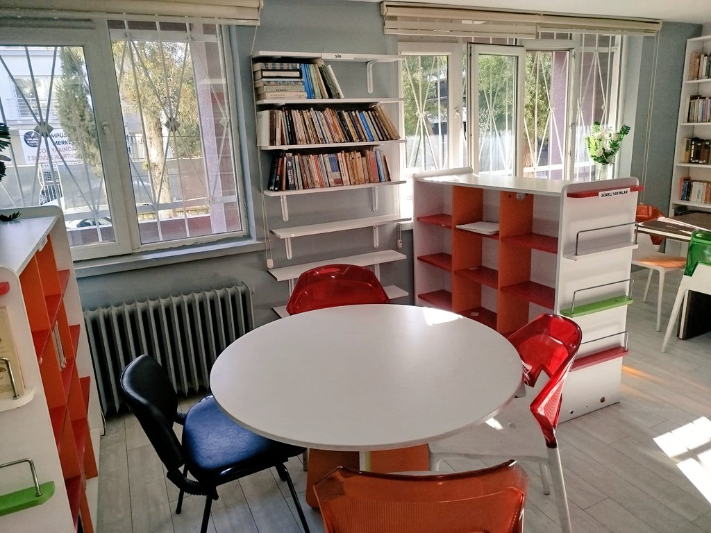 FikriyeADHD's tweet photo. Merhaba ben bir edebiyat öpretmeniyim.Okulumuz Milas Cumhuriyet Anadolu Lisesi kütüphane için canhıraş çalışan bir idareye ve kadroya sahip. Fakat yardımlaşma çoğaltır,yaşatır, güzelleştirir. Sıfır ya da ikinci el hiç fark etmez kitap yardımlarınızı bekliyoruz kitapseverler! https://t.co/UOISKFeQXY