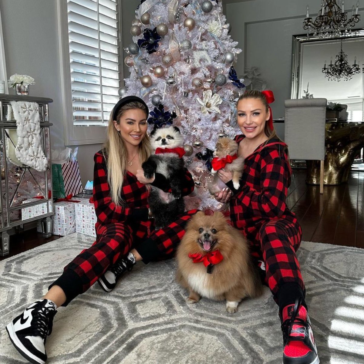 taboo_io's tweet image. Cozy vibes and Christmas cheer with Khloe &amp;amp; Anya under the tree 🎄✨
#HolidaySeason #MatchingPJs #TabooChristmas