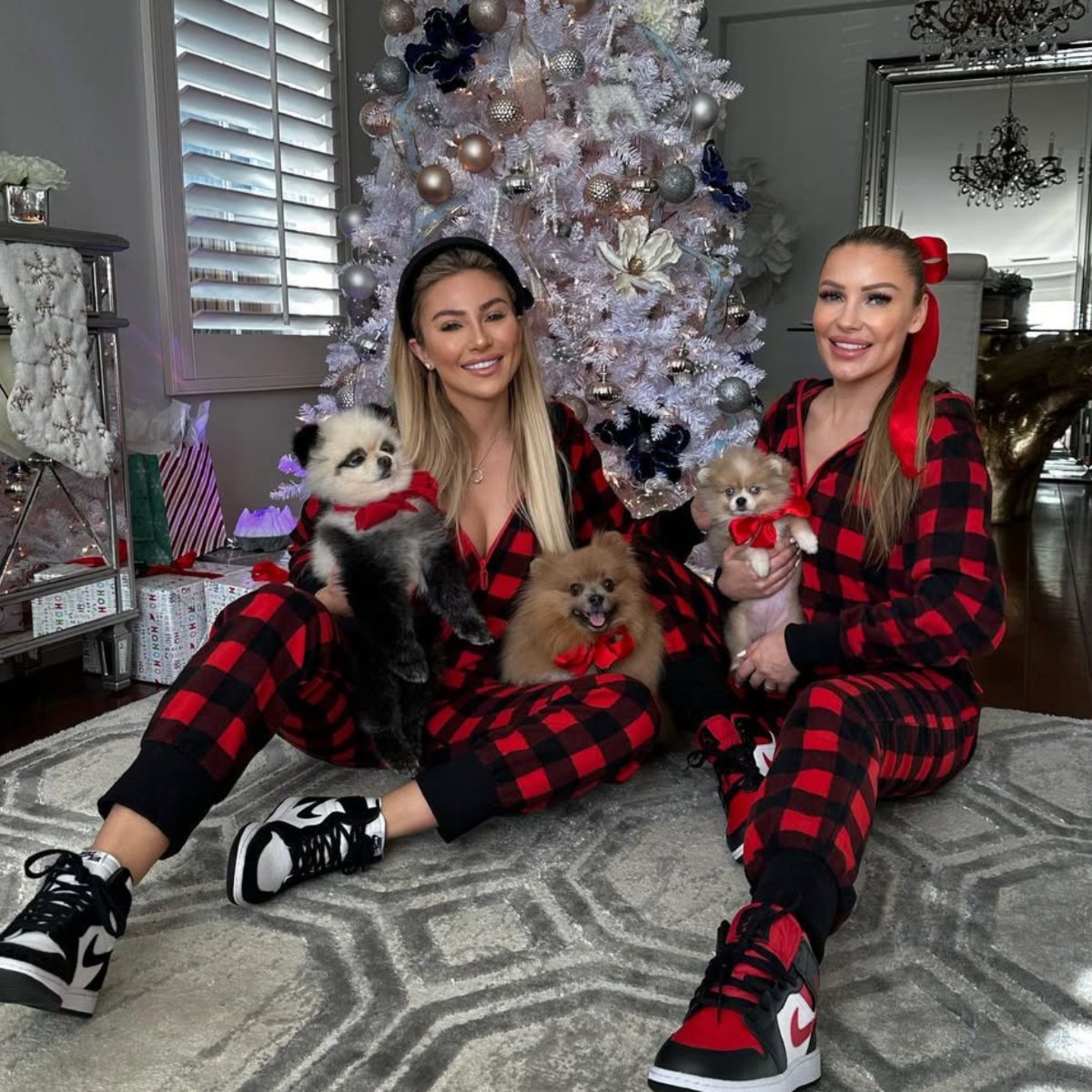 taboo_io's tweet image. Cozy vibes and Christmas cheer with Khloe &amp;amp; Anya under the tree 🎄✨
#HolidaySeason #MatchingPJs #TabooChristmas