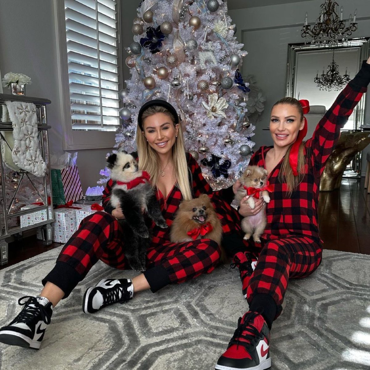 taboo_io's tweet image. Cozy vibes and Christmas cheer with Khloe &amp;amp; Anya under the tree 🎄✨
#HolidaySeason #MatchingPJs #TabooChristmas