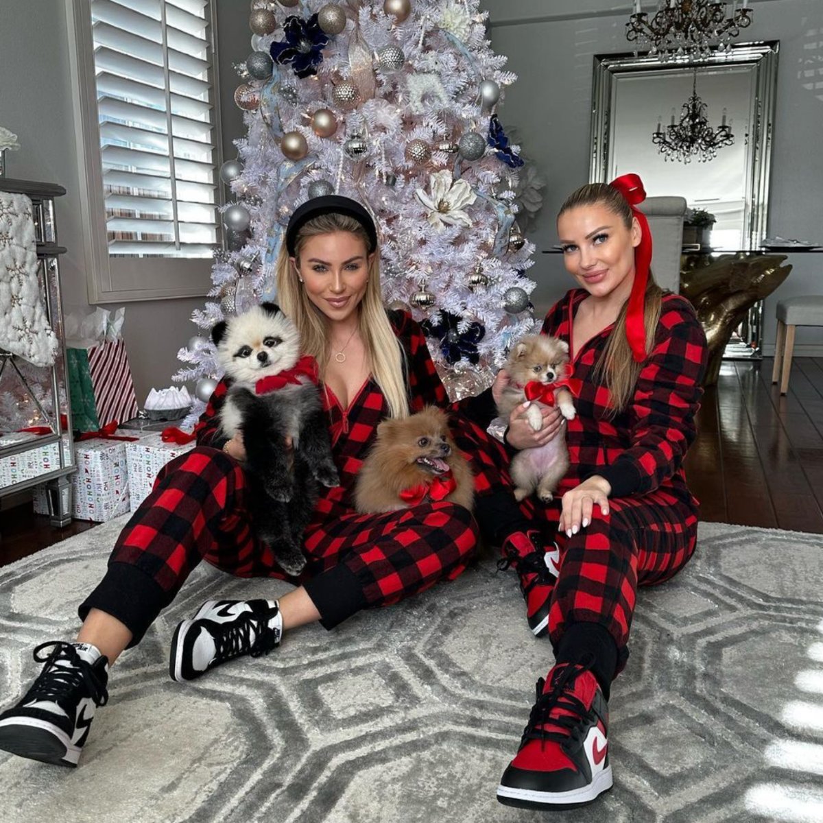 taboo_io's tweet image. Cozy vibes and Christmas cheer with Khloe &amp;amp; Anya under the tree 🎄✨
#HolidaySeason #MatchingPJs #TabooChristmas