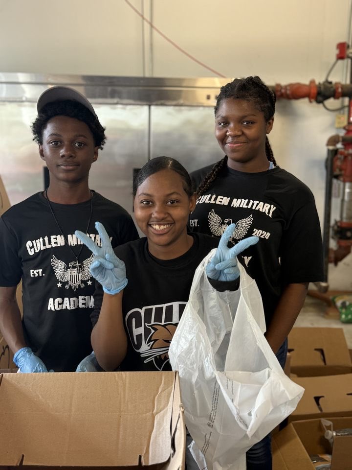 GameChangingEd's tweet image. Shout to our amazing Dean of Cadets Colonel King @Cullen_Bobcats for supporting Good Hope church today with their food bank.