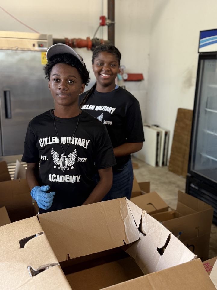 GameChangingEd's tweet image. Shout to our amazing Dean of Cadets Colonel King @Cullen_Bobcats for supporting Good Hope church today with their food bank.