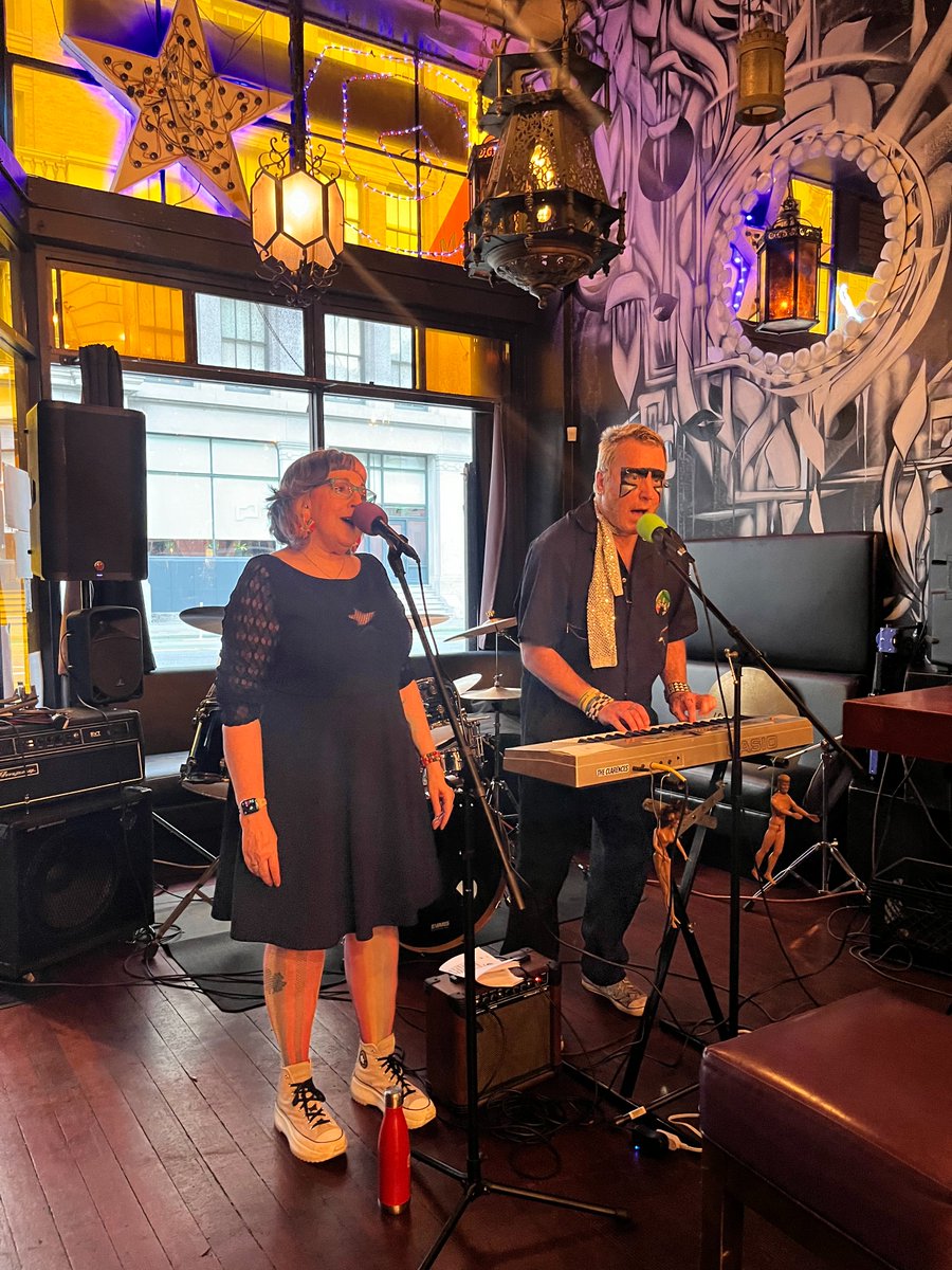 The Clarences live at Tequila Mockingbird on Sunday, 12/8/24 in San Francisco, CA!
#theclarences #robertmedeiros #erinshannon #leslieouthier #colinhurley #eddiemurphy #SNL #joepiscopo #rockandrollandthensome #clarencewalker #thebeatles #buzzyfree