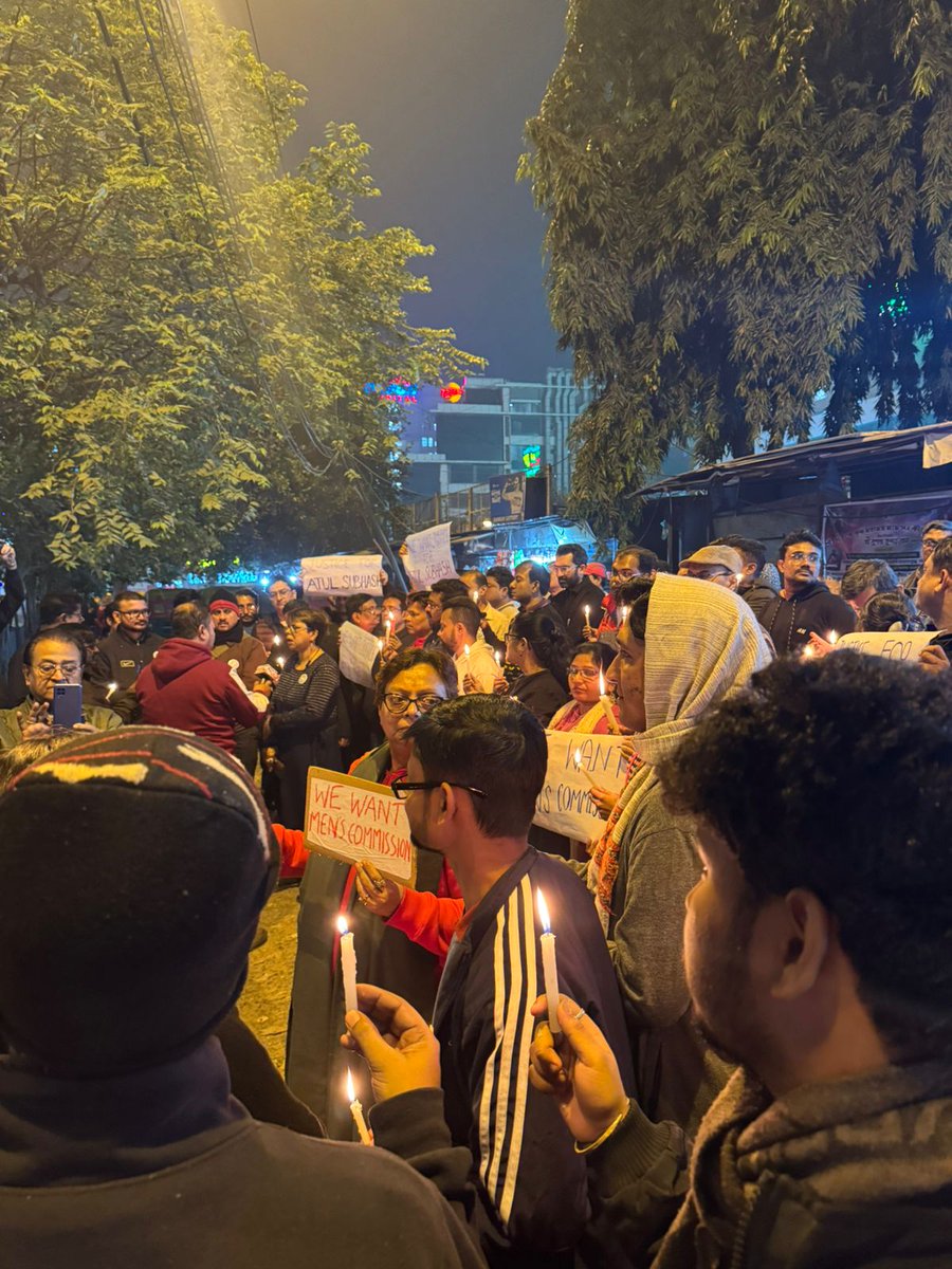 jyotiTpandey05's tweet photo. Kolkata organised a candle march for #AtulSubhash cc @NandiniBhatta14 https://t.co/9GrQ2ahPnA