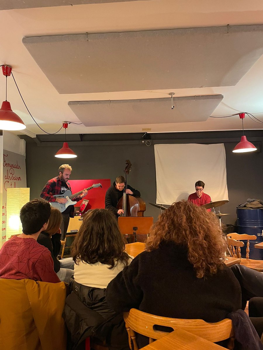Dvinolas's tweet photo. #NucliTrio Vam xalar molt fort a l’Ateneu de#LaGarriga, vam tocar nomes #música original davant un públic atent i entregat a l’escolta, quina meravella, ens encanten aquestes iniciatives amb gent amb ganes de fer coses i apostar per la #cultura 👉🏾 https://t.co/xqEDMk3Vz8
