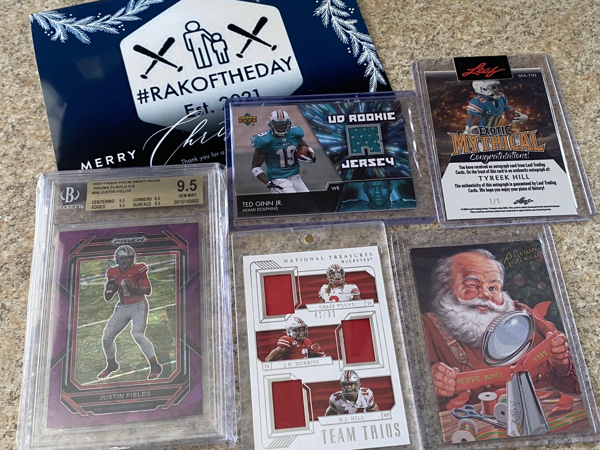 BuckCityBreaks's tweet image. Daaaaaaaaaang 🤯 

What a #RAKOFTHEDAY mail day from my guy @eshecker 🔥 

The Tyreek Hill auto is a 1/1 and then some of my all-time favorite Buckeyes (pictures don’t do the Fields purple ice justice) 🤩 

Blown away, man. Thank you for being you!!