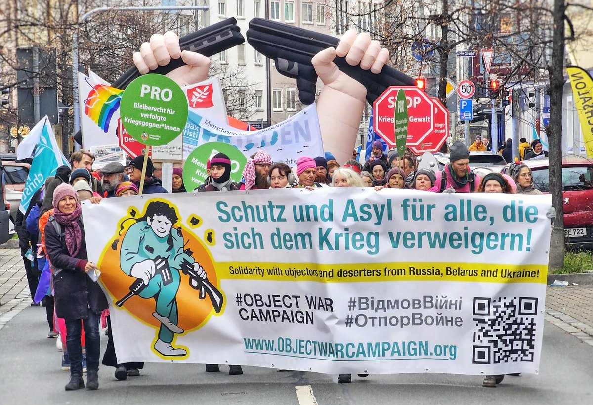 Kriegsdienstverweigerung ist Menschenrecht! 🪖🙅 Zum internationalen Tag der Menschenrechte haben wir heute eine Demonstration zum Bundesamt für Migration in Nürnberg organisiert. 🪧📣 Wer sich nicht am Morden und Sterben beteiligen will muss dauerhaften Schutz bekommen! 🛟