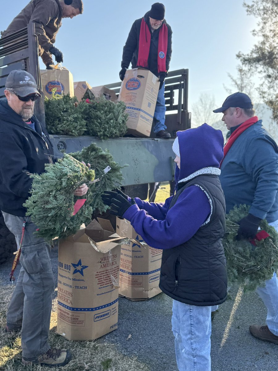 SKMS_FCCLA's tweet photo. This morning, our SKMS FCCLA chapter proudly participated in the Wreaths Across America event- honoring and remembering the brave men and women who have served our country. #vafccla https://t.co/ehZkGGWjya