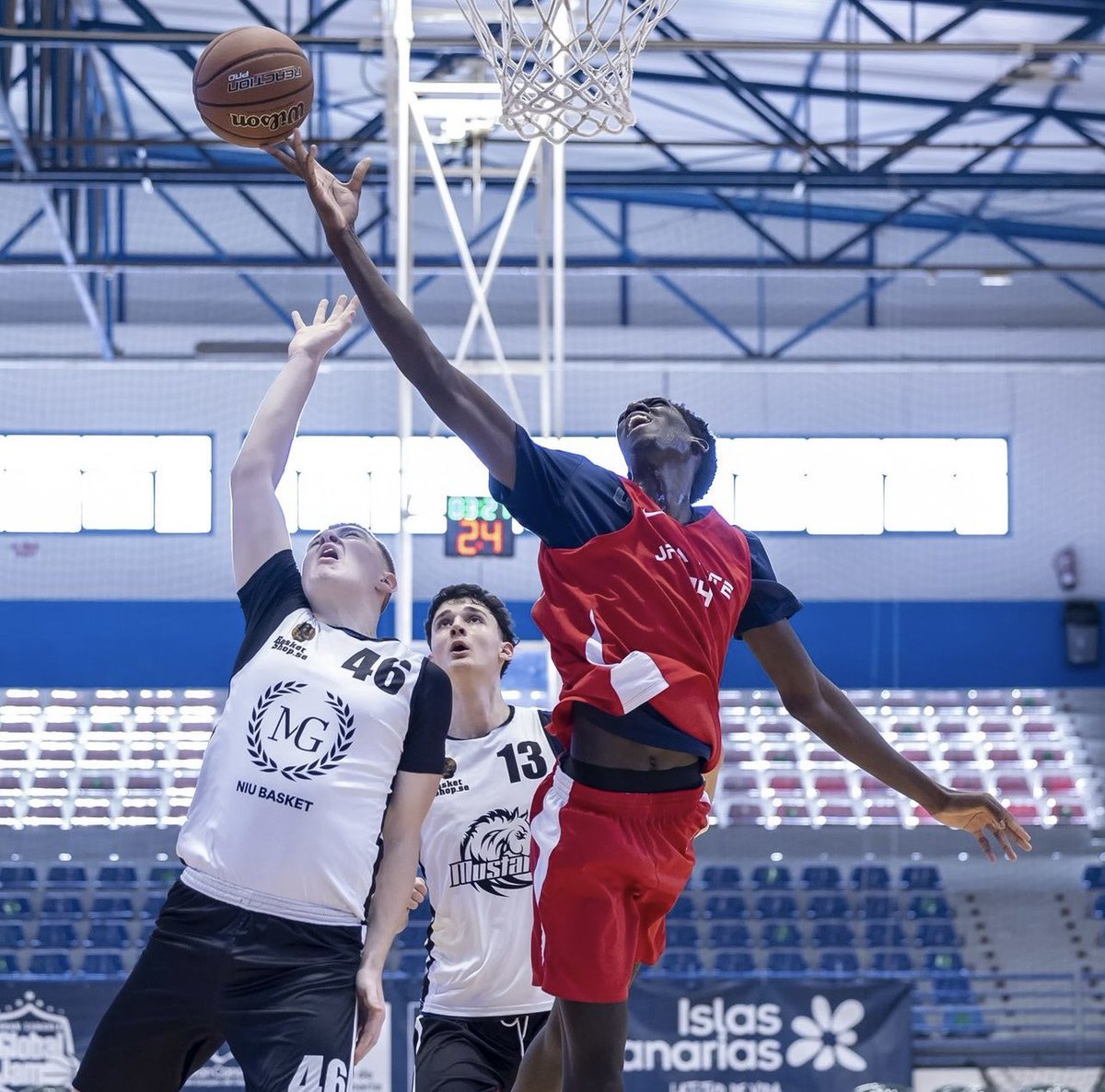 PTIHouston's tweet photo. Proud of our guys leading their club team as imports to their first ever appearance in the Championship Game of @GlobalJamBasket in Gran Canaria, Spain 7-1 PF/C Dame Salane is averaging 18.5 ppg, 12.5 rpg, 4.5 blks &amp; 6’4 Combo guard Juwan Argant 17ppg, 5 apg, 5rpg https://t.co/OCkQNfNDcl